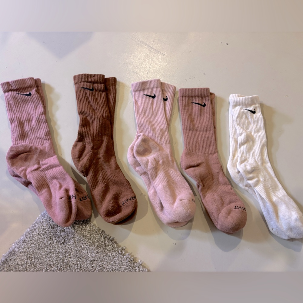5 pairs of neutral coloured Nike crew socks